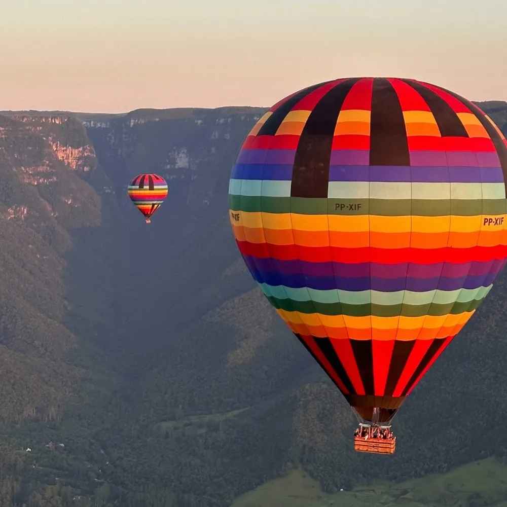 Voo de balao sobre a Serra Gaucha ao amanhecer